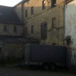 Alte Papierfabrik Rodersdorf: Innenhof mit Anhänger