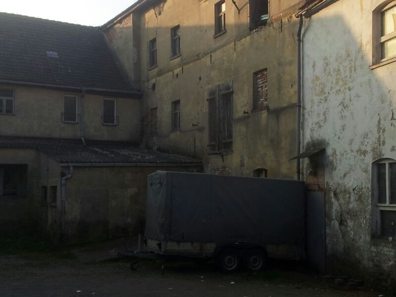 Alte Papierfabrik Rodersdorf: Innenhof mit Anhänger