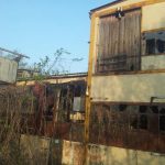 Alte Papierfabrik Rodersdorf: Verfallene Fassade mit Holzfensterläden
