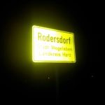 Alte Papierfabrik Rodersdorf: Ortsschild Rodersdorf bei Nacht