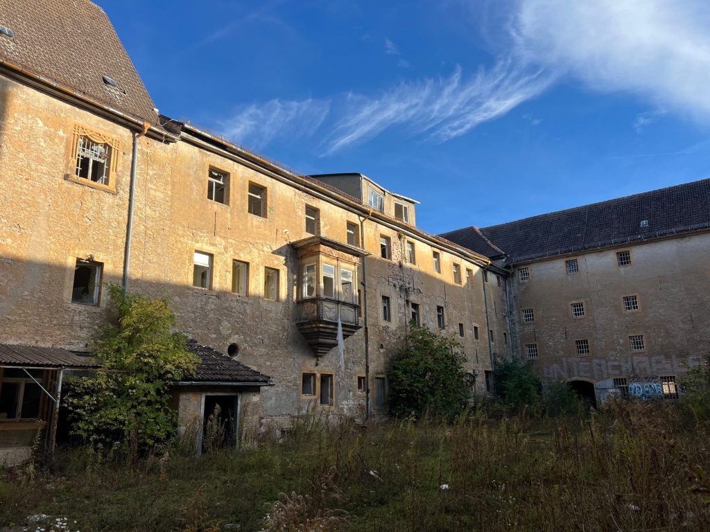 Knast Gräfentonna: Fassade des Hauptgebäudes zum Innenhof