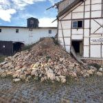 Knast Gräfentonna: Schutthaufen vor einem Fachwerkgebäude