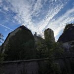 Knast Gräfentonna: Gebäude im Gegenlicht hinter der Mauer