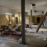 Knast Gräfentonna: Saal mit Tischen und Stühlen
