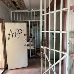 Knast Gräfentonna: Gittertür im Zellentrakt